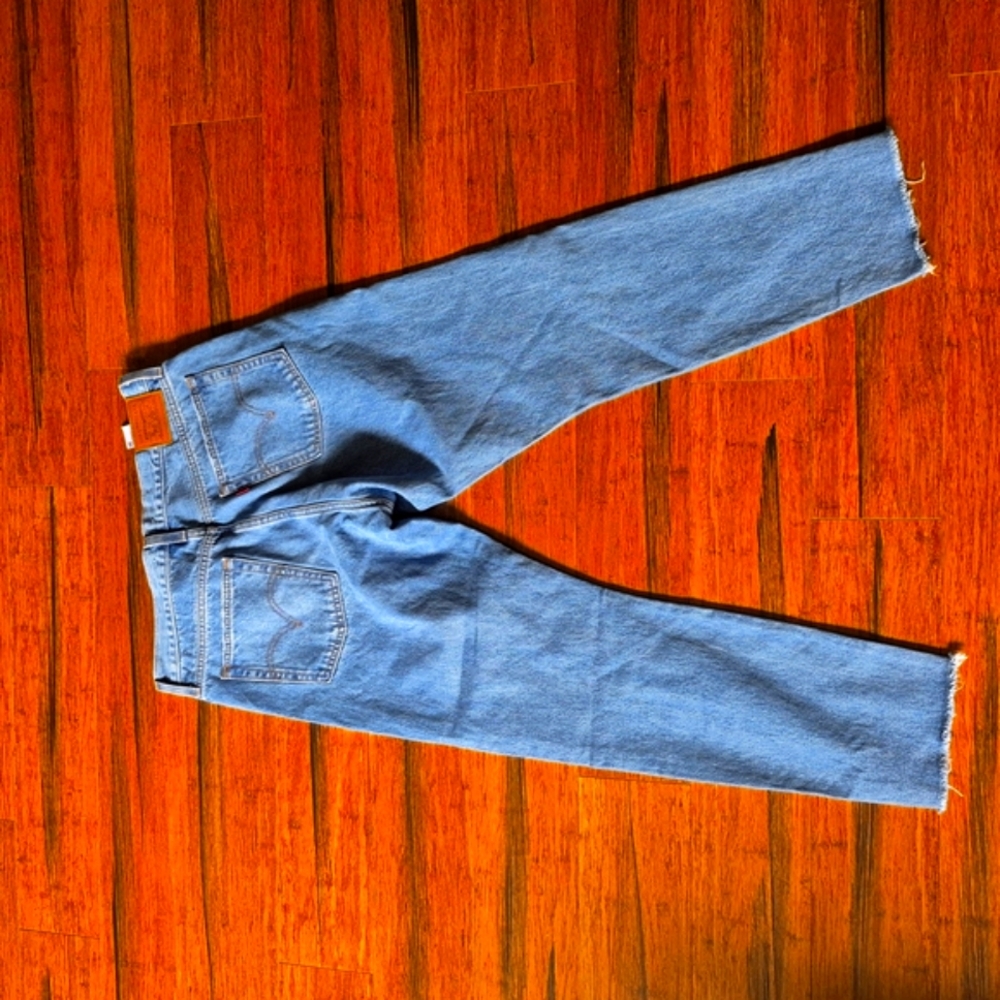 Levi's Blue Ankle Cropped Wedgie Jeans: NWOT, NEVER WORN. - Picture 2 of 8